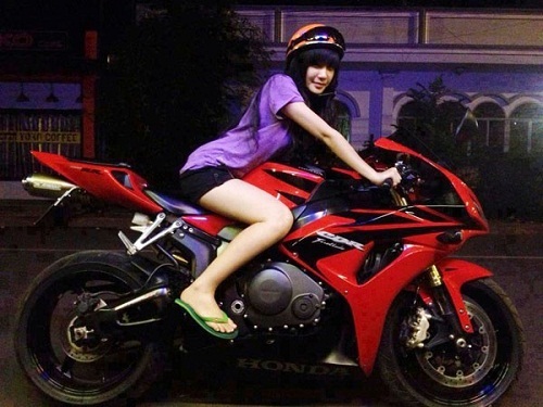 Phụ nữ đẹp, tự tin và gợi cảm nếu biết lái xe mô tô